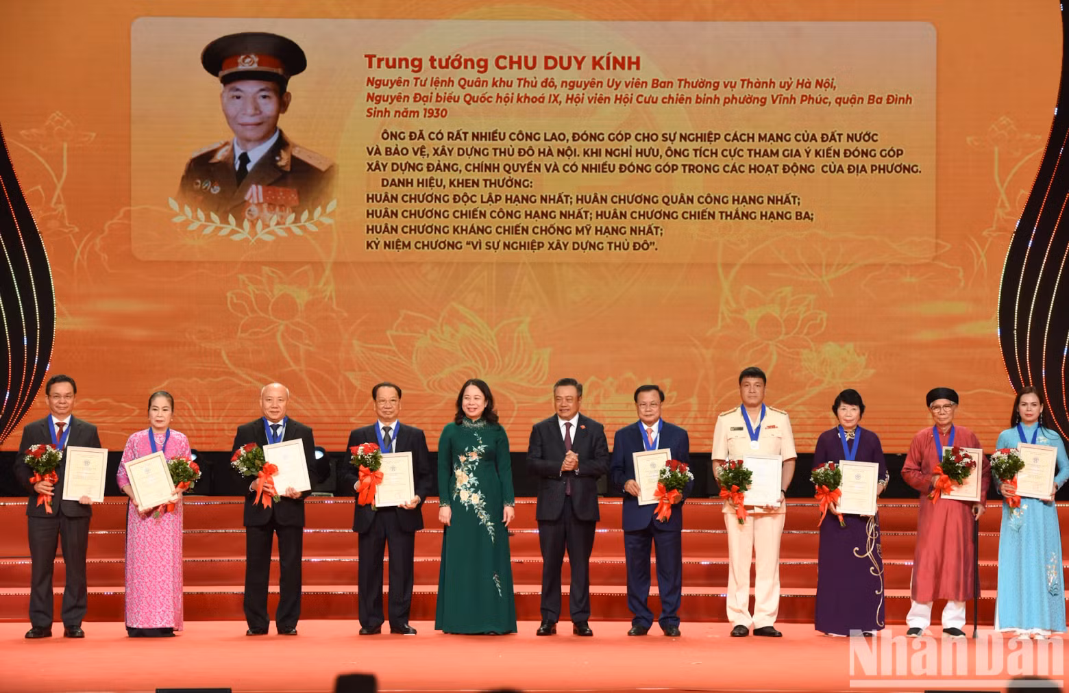越南国家副主席武氏映春，河内市人民委员会主席陈士青和各位“首都优秀公民”。