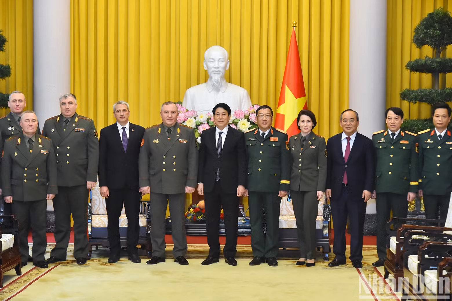 越南国家主席梁强，白俄罗斯共和国国防部长维克多·赫列宁中将和各位代表合影。