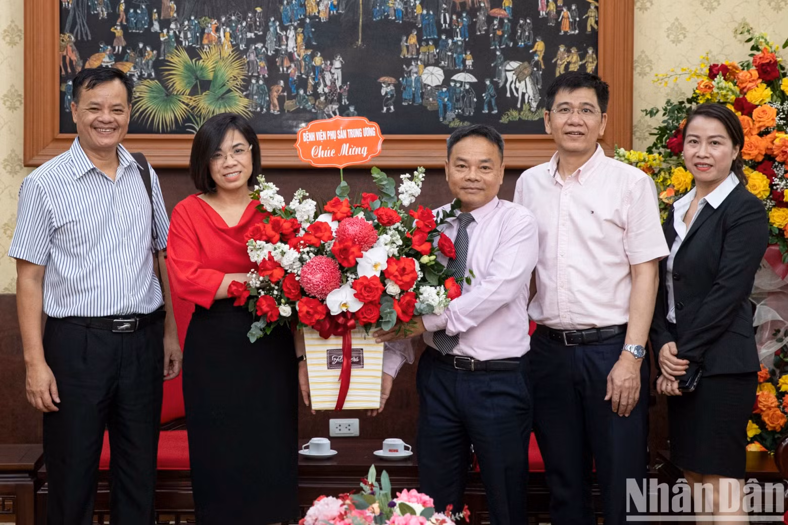 《人民报》社副总编辑丁如欢和中央妇产医院副院长阮氏秋河。
