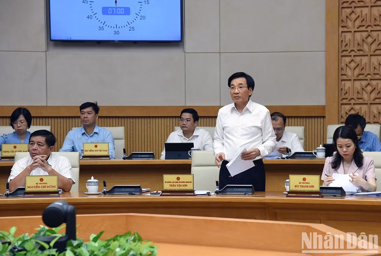 政府办公厅主任阮文山部长发表讲话。