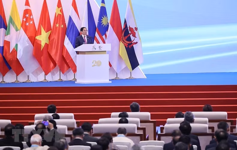 越南政府总理范明正在开幕式上发表讲话。
