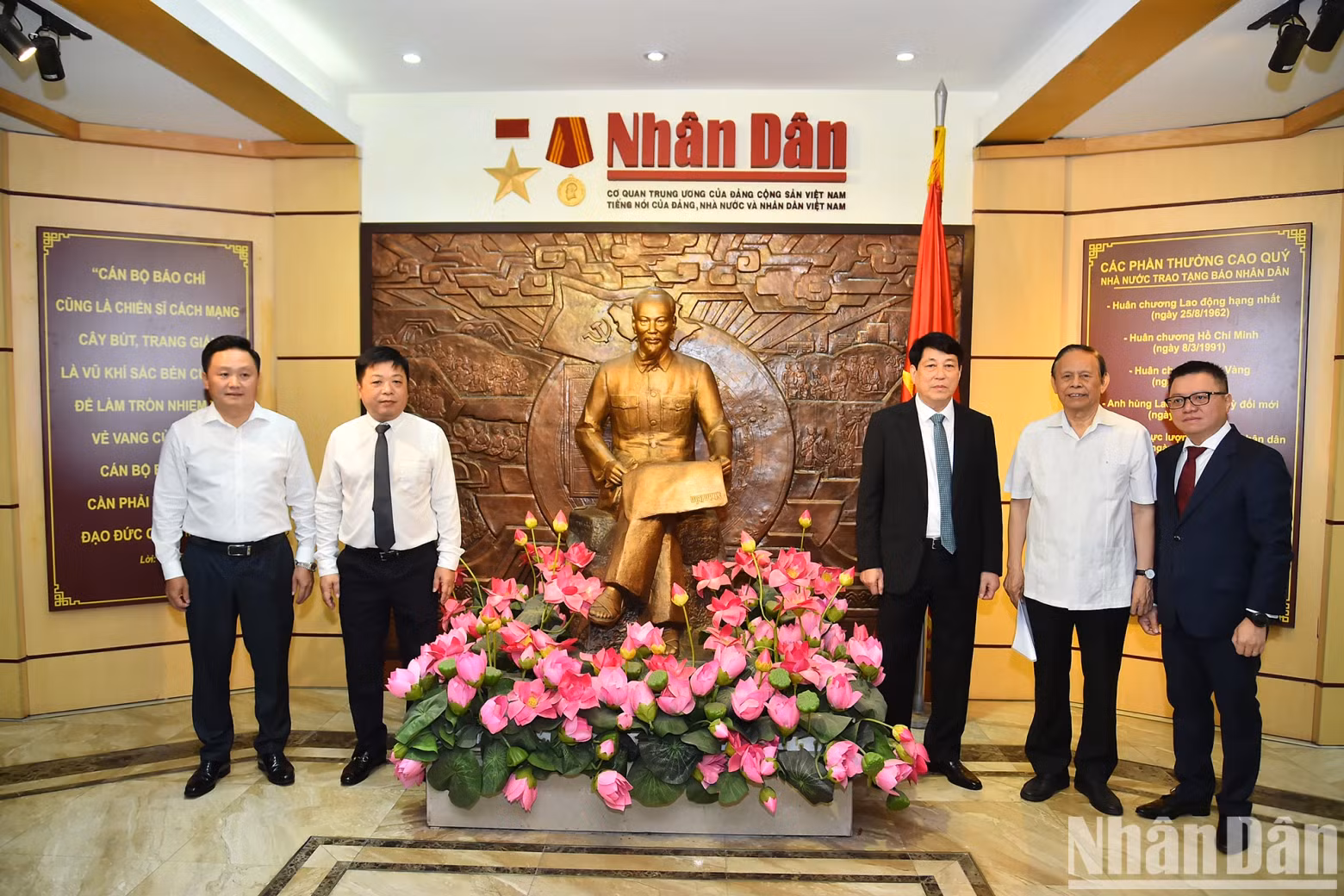 越共中央书记处常务书记梁强参观《人民报》社传统室。 越共中央书记处常务书记梁强参观《人民报》社传统室。