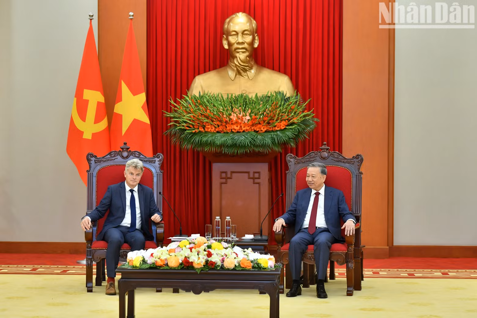 越共中央总书记苏林会见法国共产党全国书记鲁塞尔。