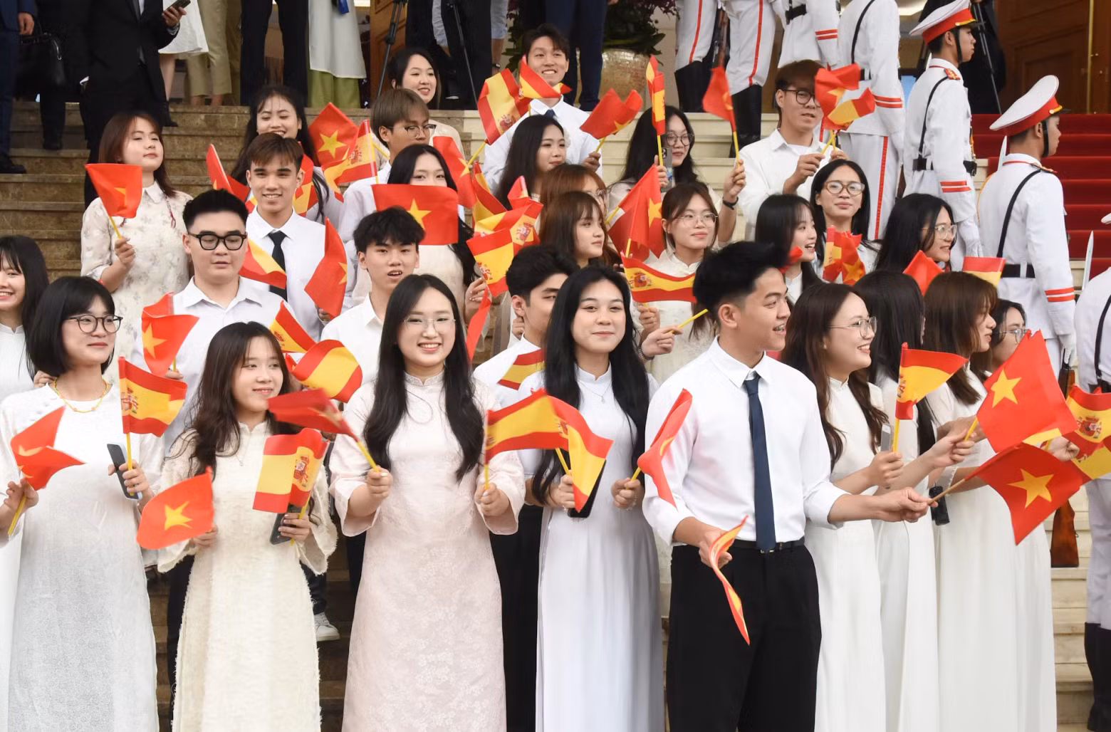 首都学生和人民为西班牙首相佩德罗·桑切斯送行。 首都学生和人民为西班牙首相佩德罗·桑切斯送行。