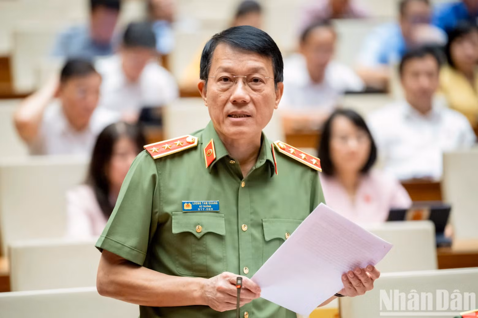 越南公安部副部长梁三光上将回答咨询。