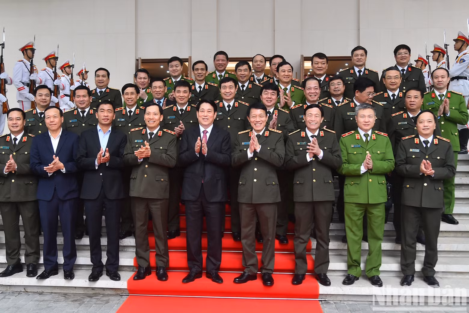 国家主席梁强和各位代表合影。 国家主席梁强和各位代表合影。