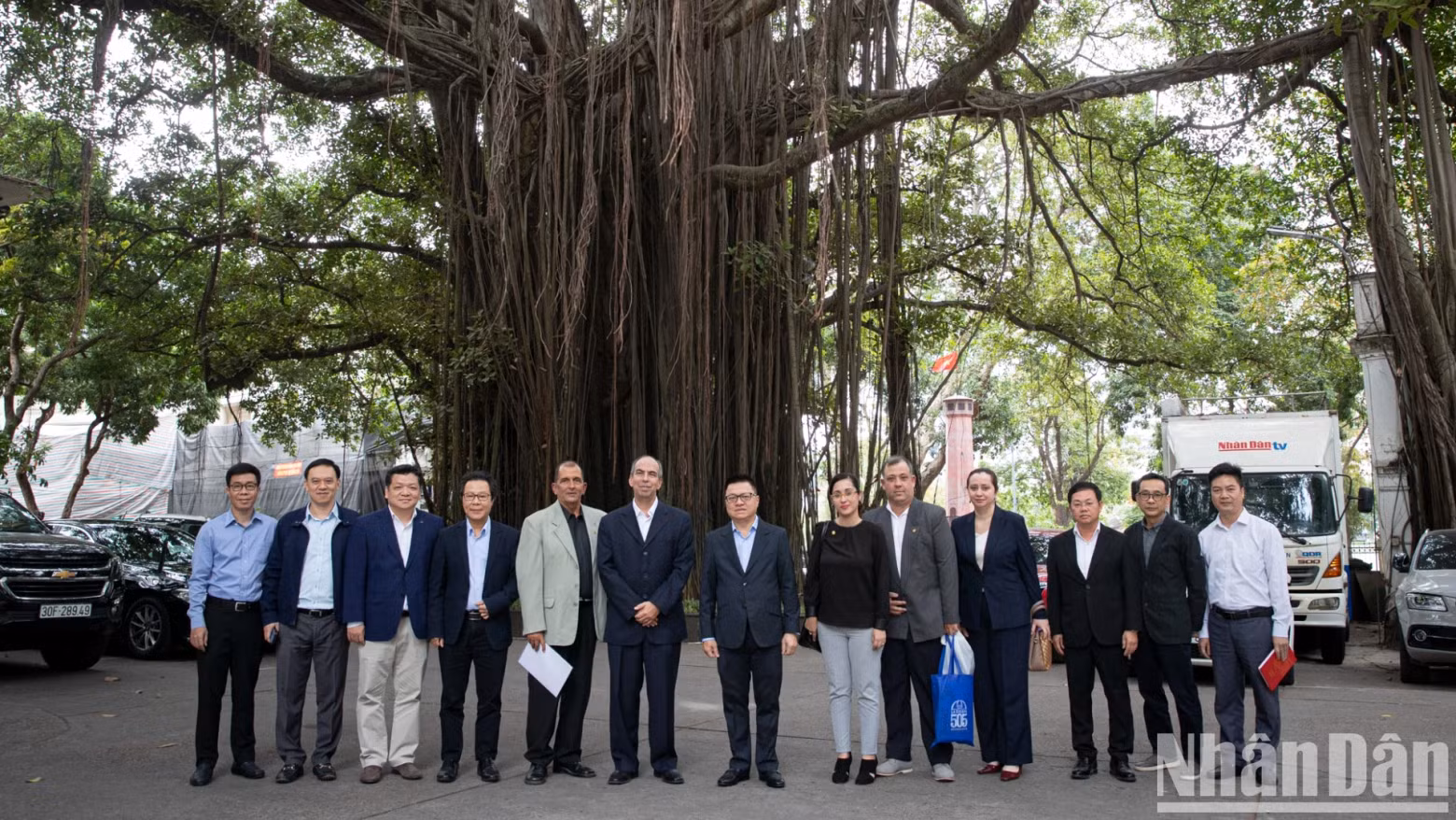 双方代表在《人民报》社总部合影。 双方代表在《人民报》社总部合影。