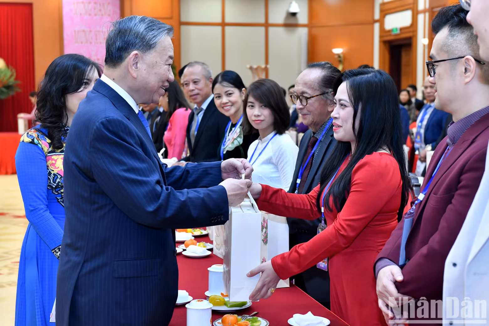 苏林总书记向侨胞代表赠送礼物。