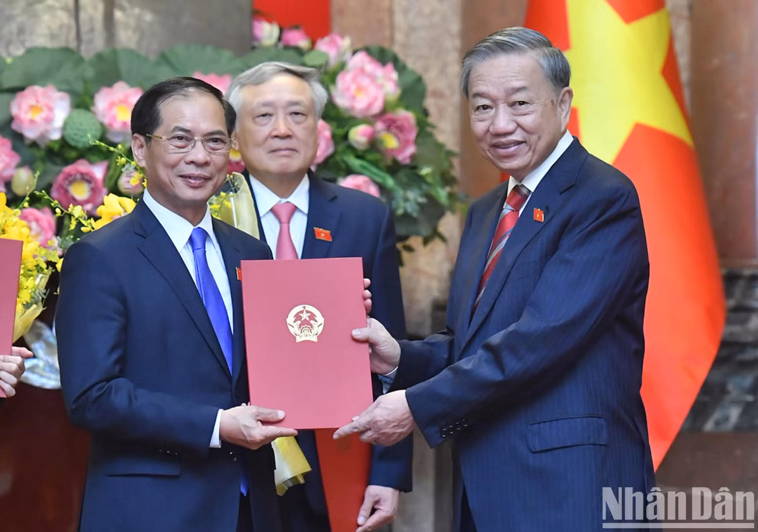 越共中央总书记、国家主席苏林向裴青山同志授予副总理任命决定书。