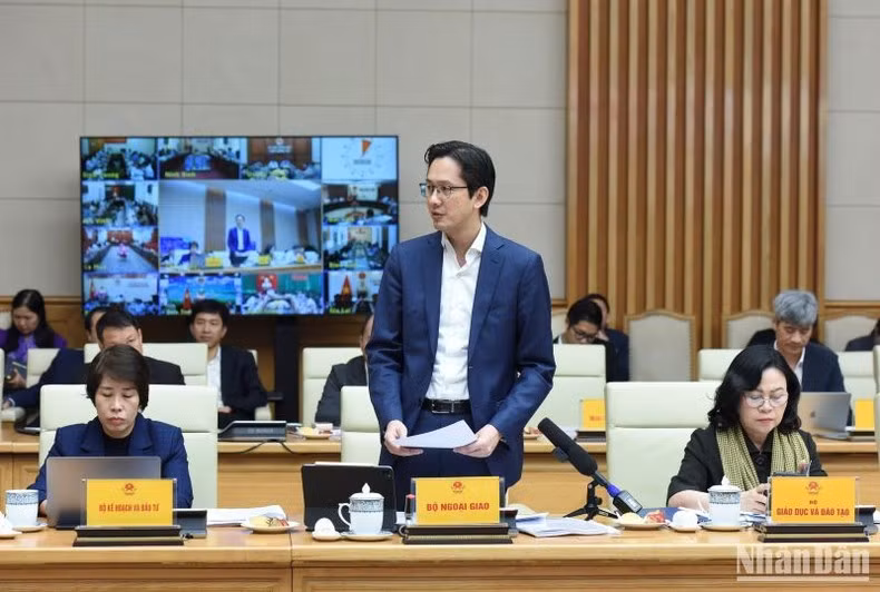 外交部代表发表讲话。