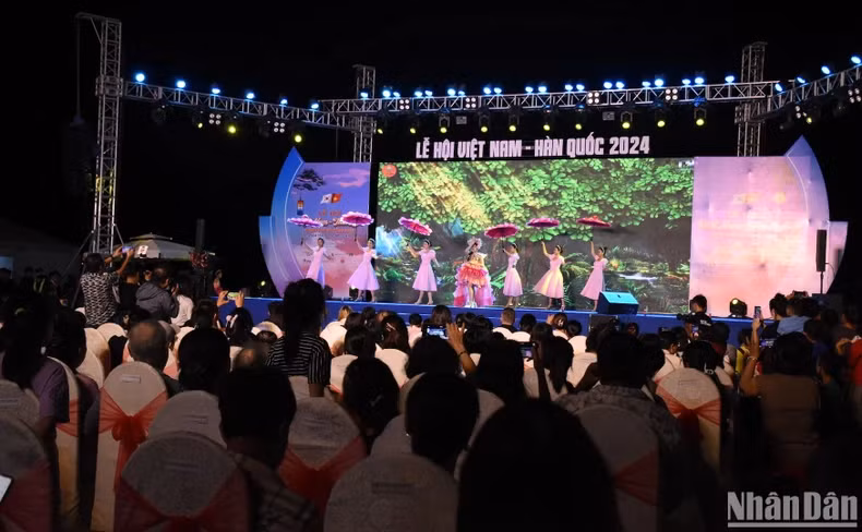 2024年岘港市越韩节开幕式吸引众多人的关注。 2024年岘港市越韩节开幕式吸引众多人的关注。