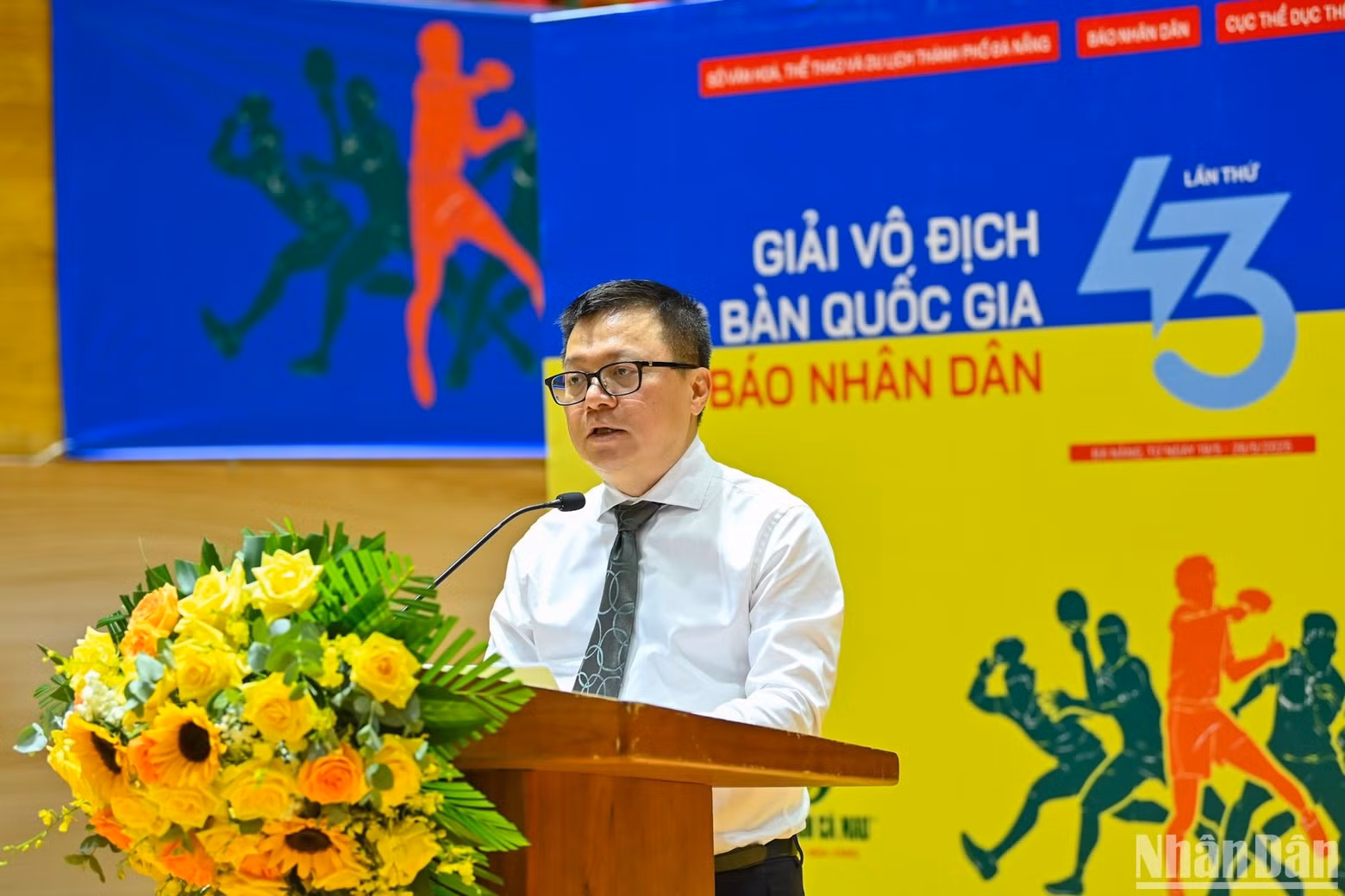 越共中央委员、《人民报》社总编辑、中央宣教与民运部副部长、越南新闻工作者协会主席、第43届《人民报》全国乒乓球锦标赛指导委员会主任黎国明致开幕词。