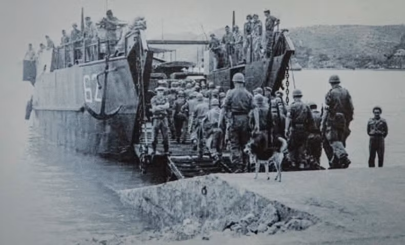 1955年5月13日,最后一批法国士兵散出海防。 1955年5月13日,最后一批法国士兵散出海防。