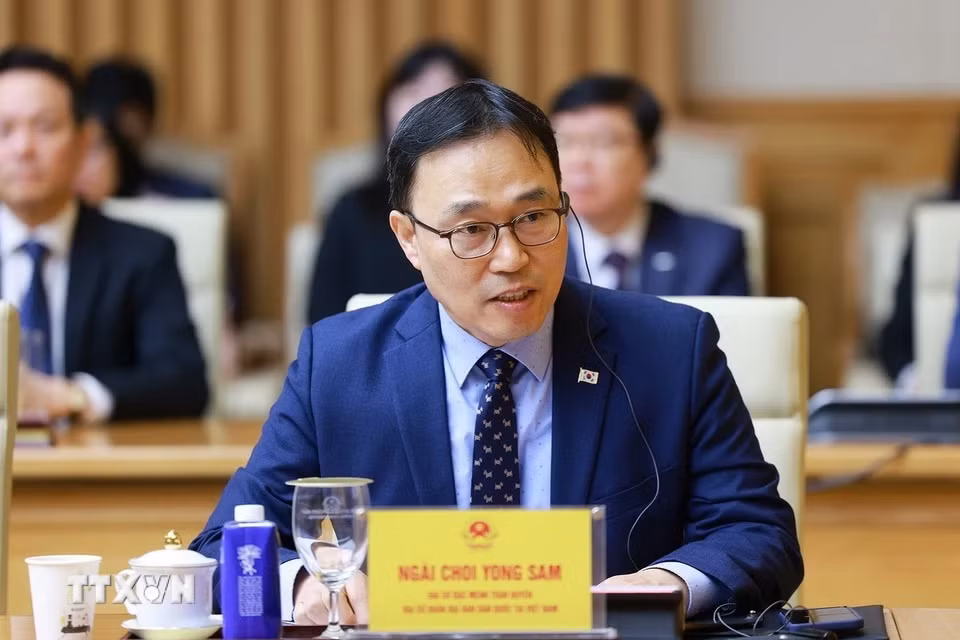 韩国驻越南大使崔英山发表讲话。