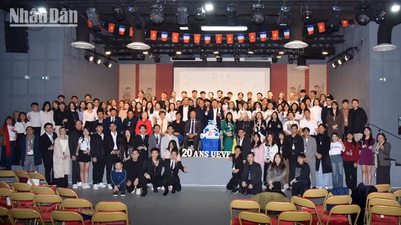 越南驻法国大使丁全胜和夫人，越南常驻联合国教科文组织代表团团长阮氏云英大使和众多越南侨胞，法国越南大学生青年协会成员和前成员参加活动。