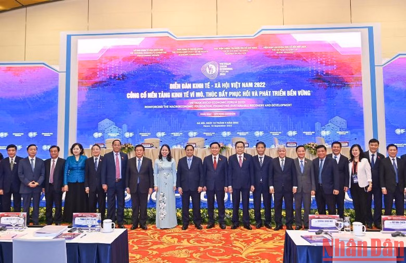 范明正总理,国会主席王廷惠和各位代表合影。 范明正总理,国会主席王廷惠和各位代表合影。