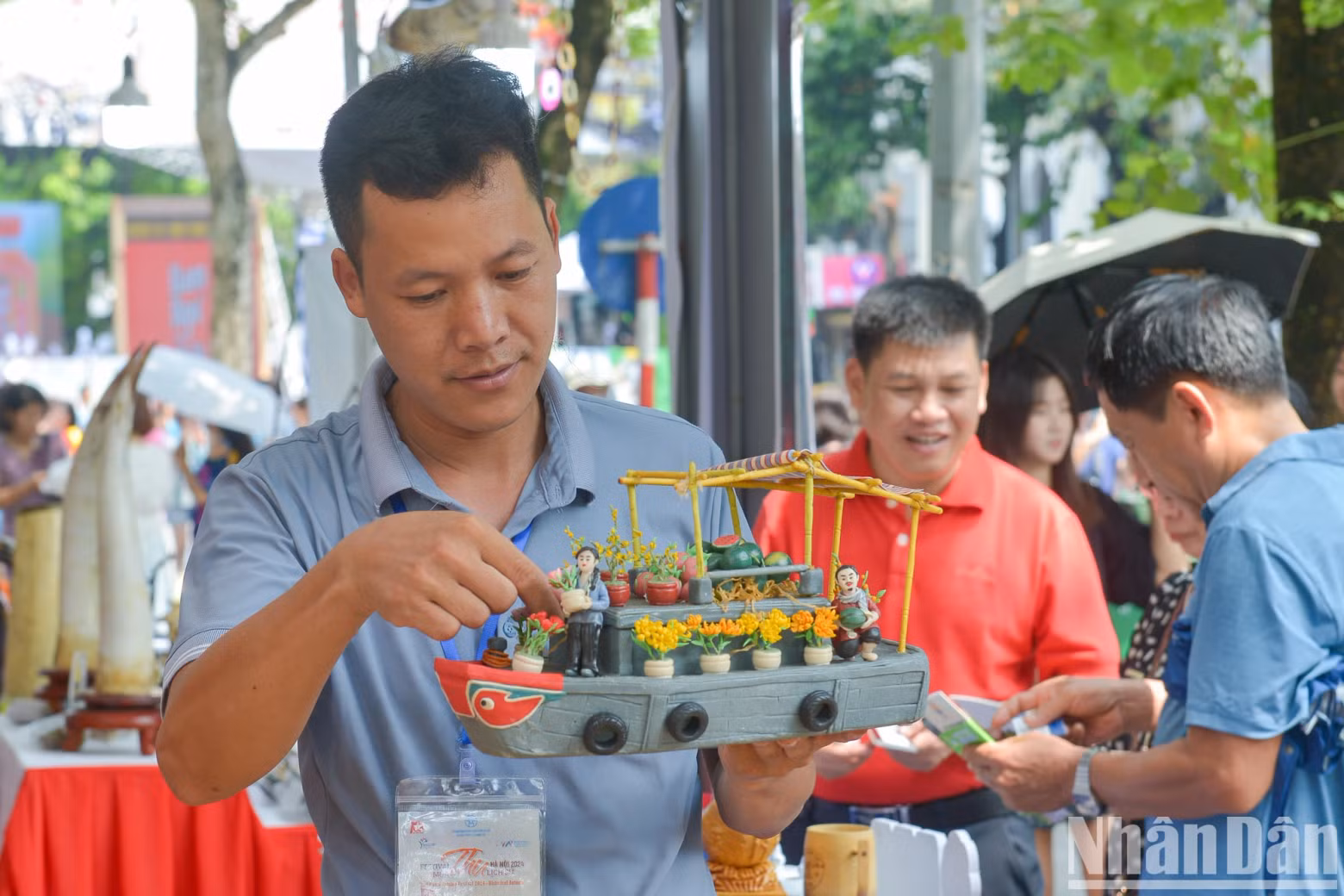 面塑艺术家邓文厚表示：“此次活动，我带来了许多作品，特别是有些作品已在国外展出过并获得了奖项”。