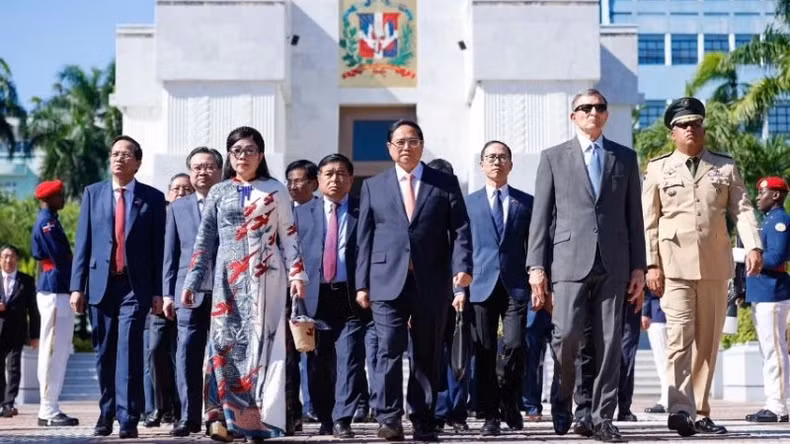 范明正总理和夫人以及各位代表在多米尼加立国领导纪念区。