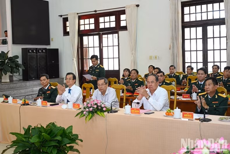 各位代表出席活动。