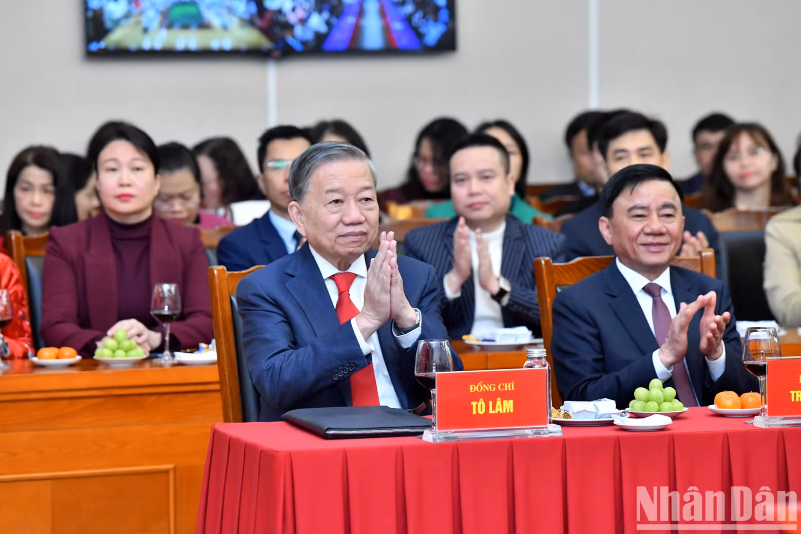 苏林总书记和越共中央书记处常务书记陈锦绣出席见面会。