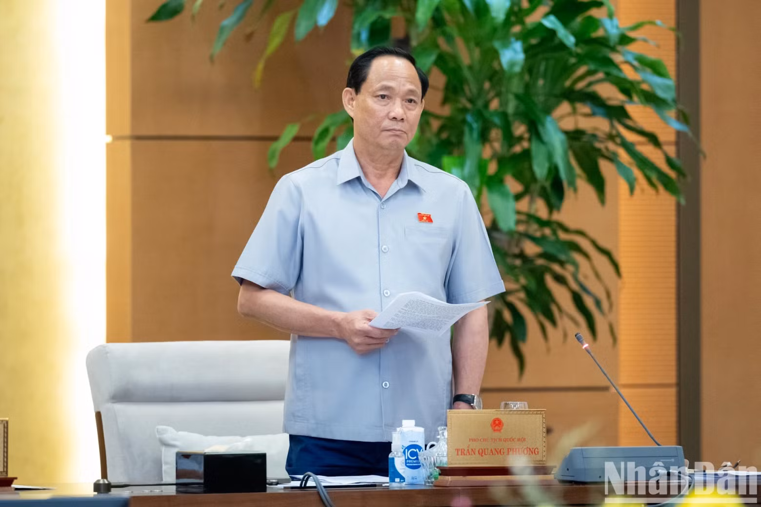 国会副主席陈光方发表讲话。