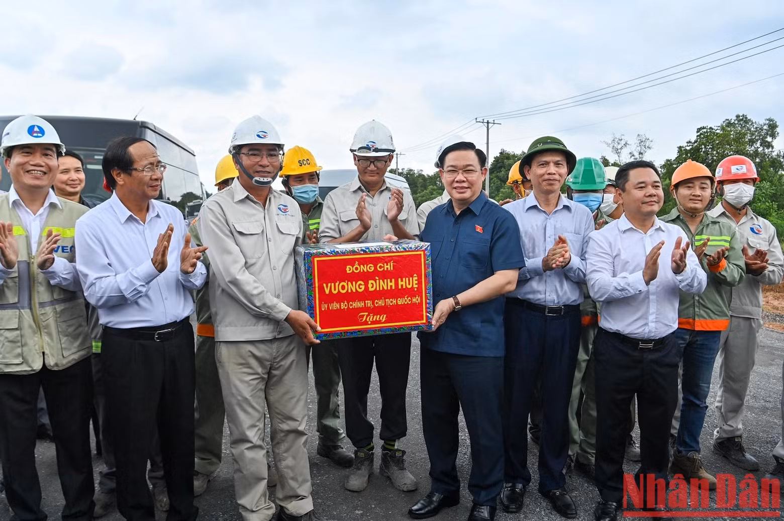 国会主席王廷惠向槟力—隆城高速公路建筑承包商赠送礼物。