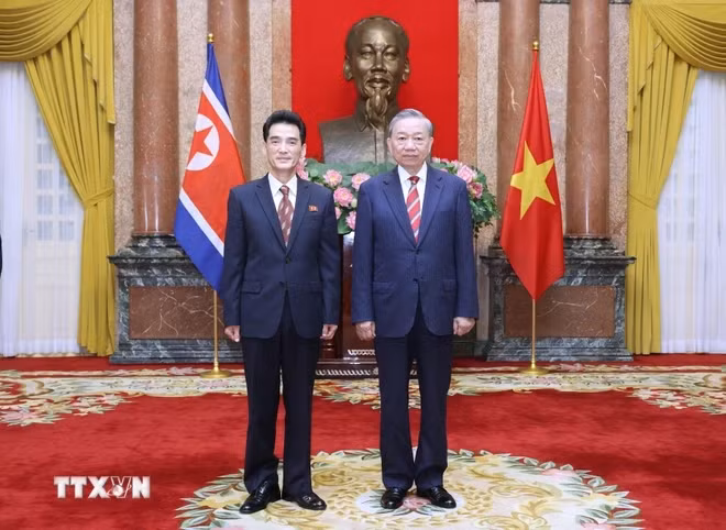 越共中央总书记、国家主席苏林会见朝鲜大使李成国。