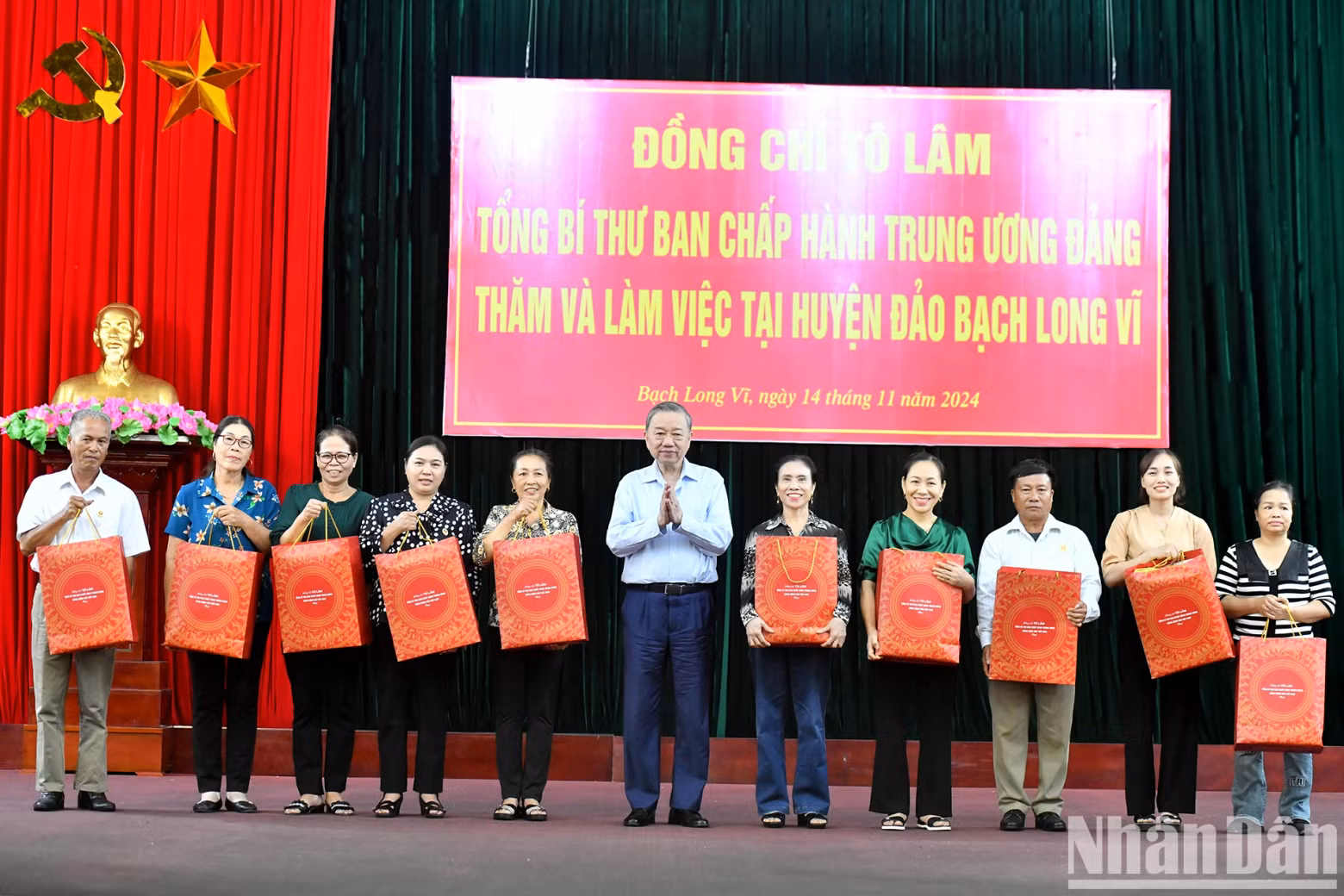 苏林总书记向白龙尾岛县人民赠送礼物。