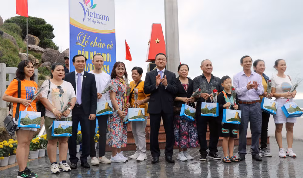 富安省领导向首批游客赠送礼物。(baophuyen.vn) 富安省领导向首批游客赠送礼物。(baophuyen.vn)
