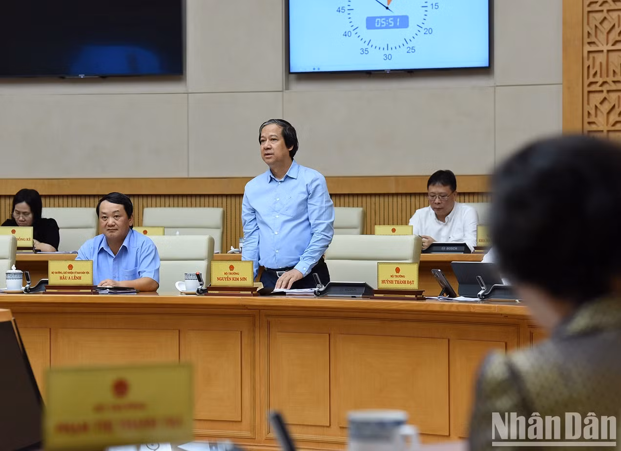 教育与培训部部长阮金山发表讲话。