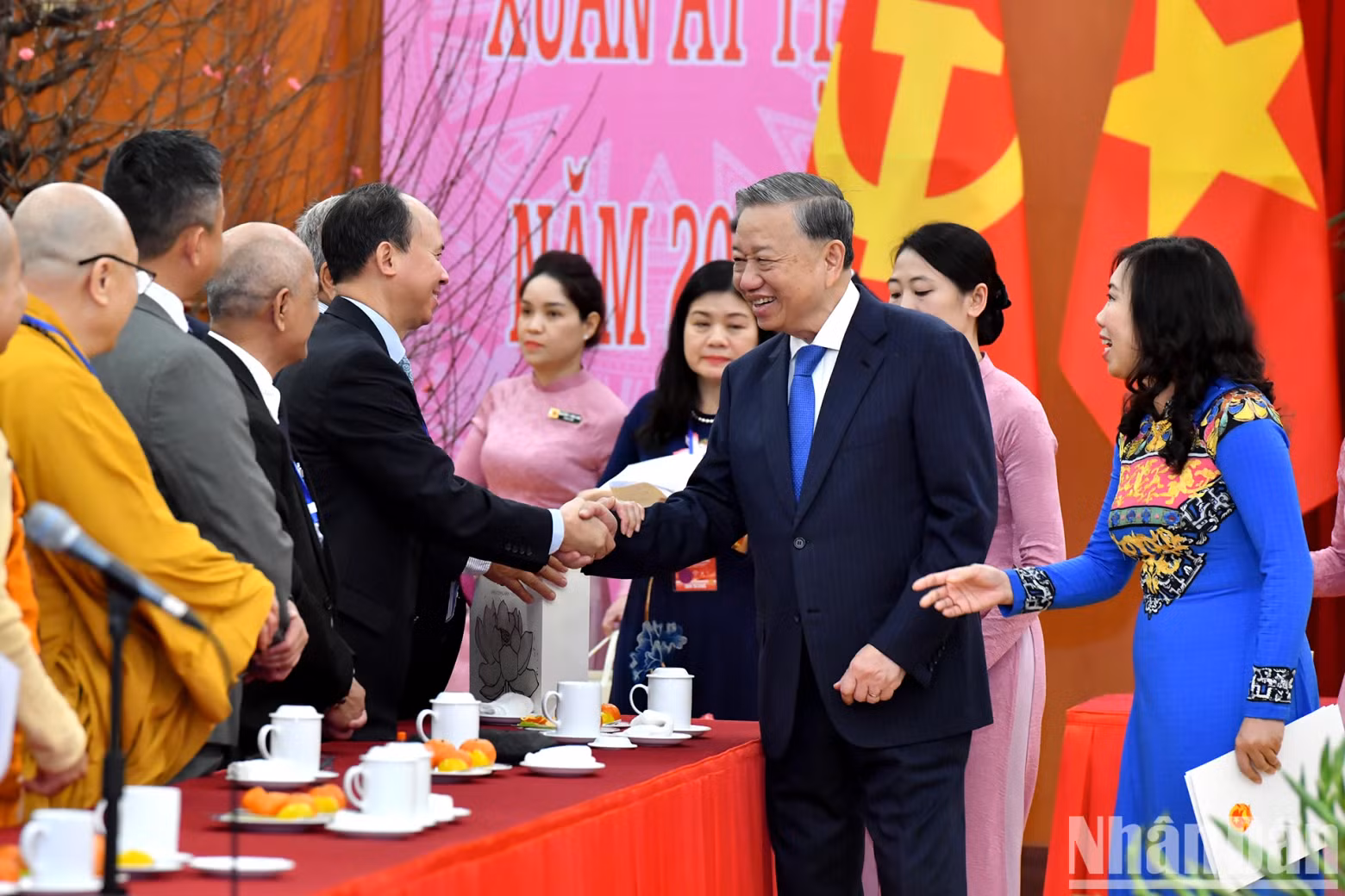 苏林总书记和侨胞代表。