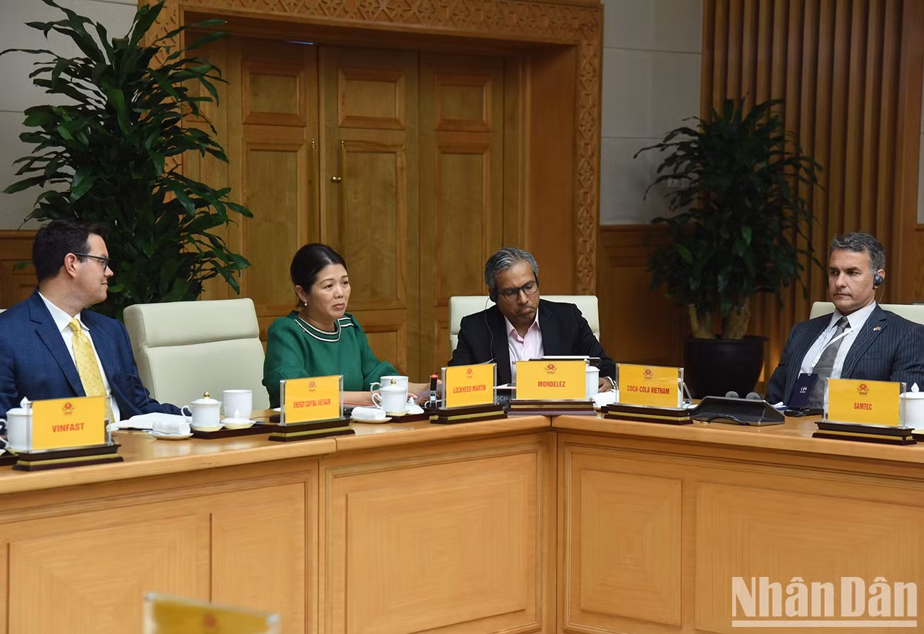 洛克希德·马丁集团代表发表讲话。 洛克希德·马丁集团代表发表讲话。