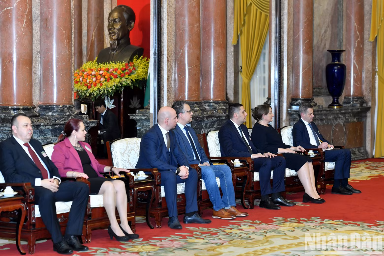 保加利亚国民议会议长耶利亚兹科夫一行。