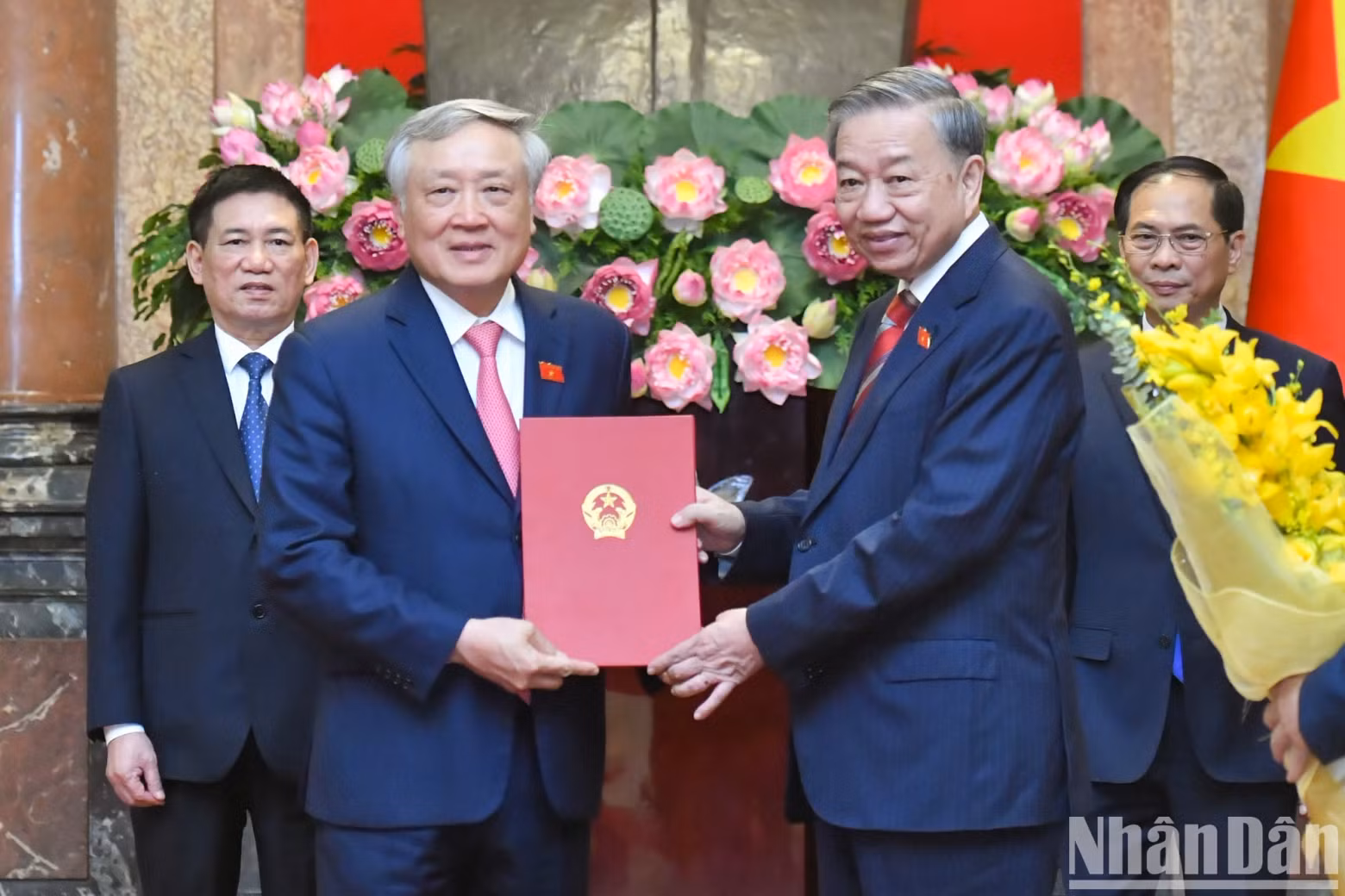越共中央总书记、国家主席苏林向阮和平同志授予副总理任命决定书。