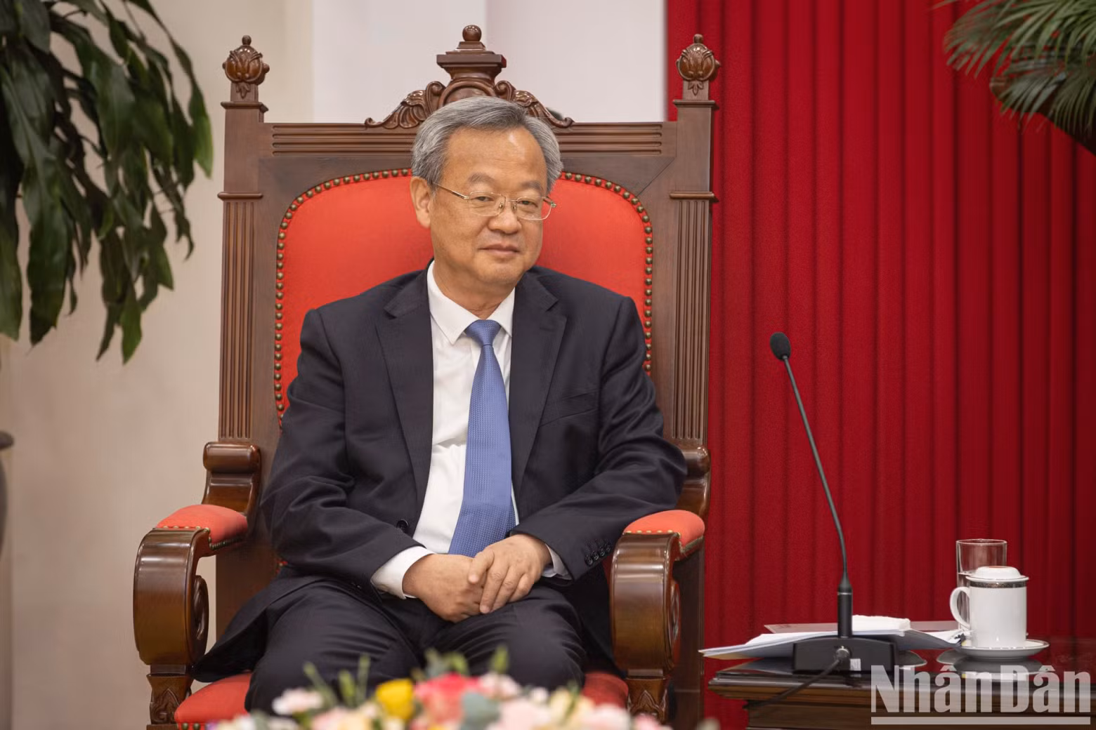 中国《人民日报》社总编辑陈建文发表讲话。