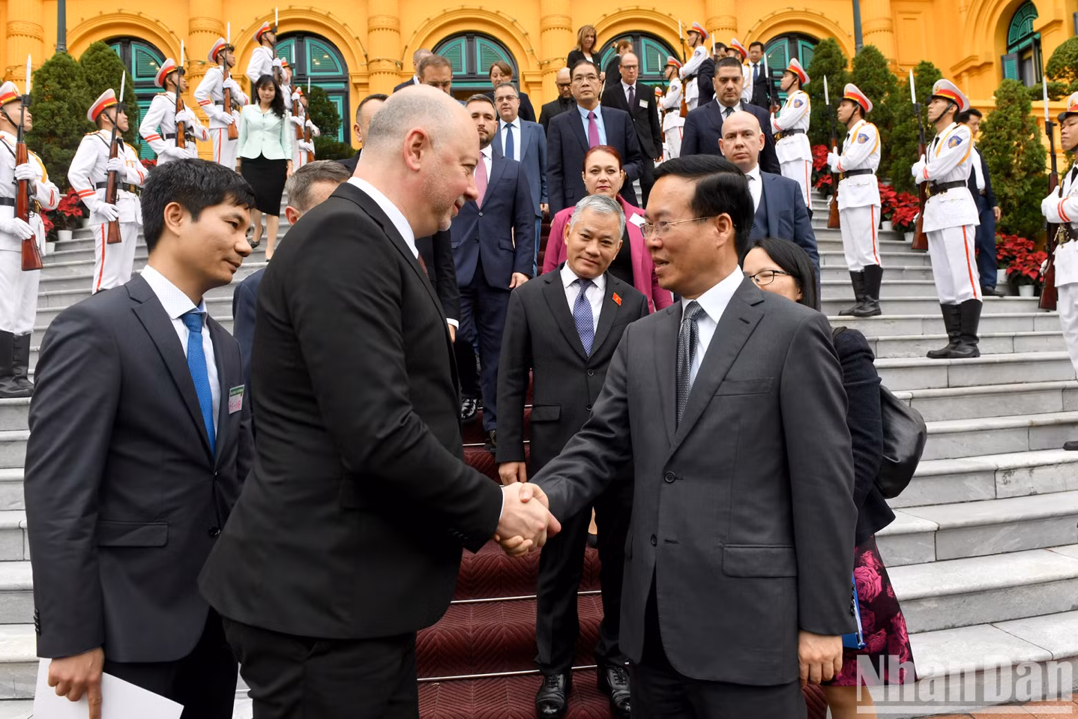 武文赏主席送别保加利亚国民议会议长耶利亚兹科夫。
