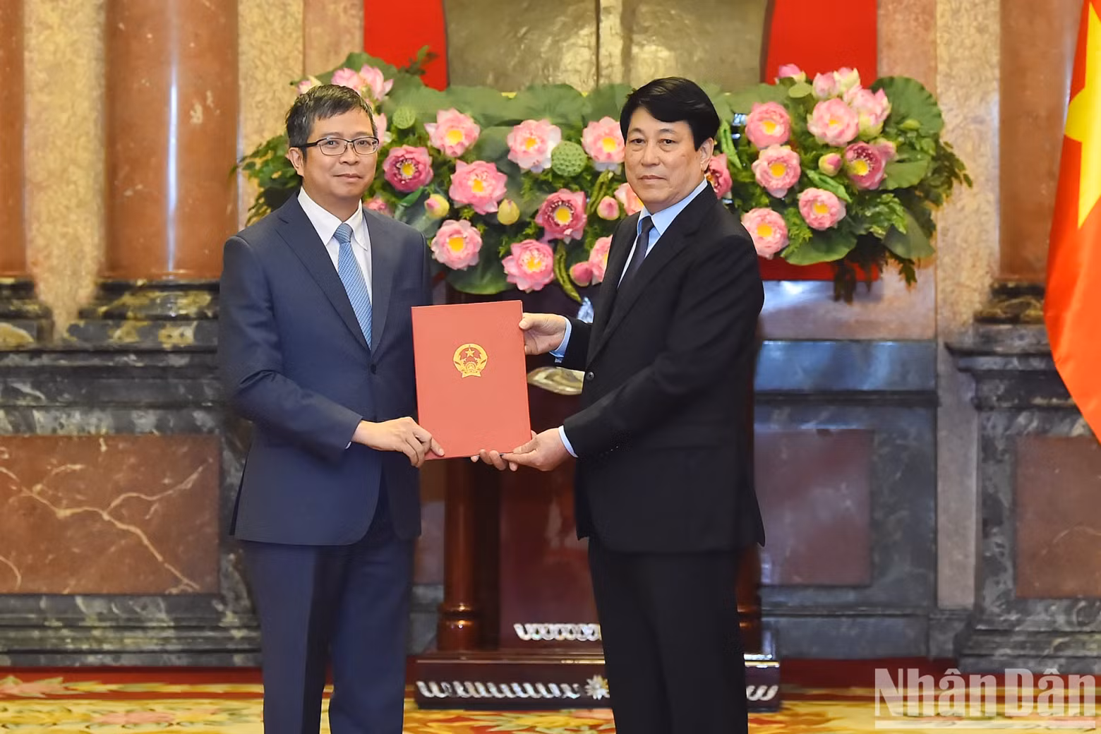 国家主席梁强向外交部副部长范青平授予越南社会主义共和国二等大使衔。