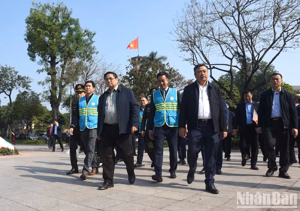 政府总理范明正前往列宁公园,看望正在此地工作的河内城市环境一人有限责任公司(URENCO)工作人员。 政府总理范明正前往列宁公园,看望正在此地工作的河内城市环境一人有限责任公司(URENCO)工作人员。