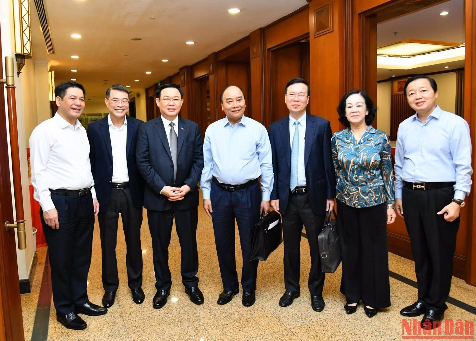 越南国家主席阮春福,国会主席王廷惠,中央书记处常务书记武文赏和与会代表。 越南国家主席阮春福,国会主席王廷惠,中央书记处常务书记武文赏和与会代表。
