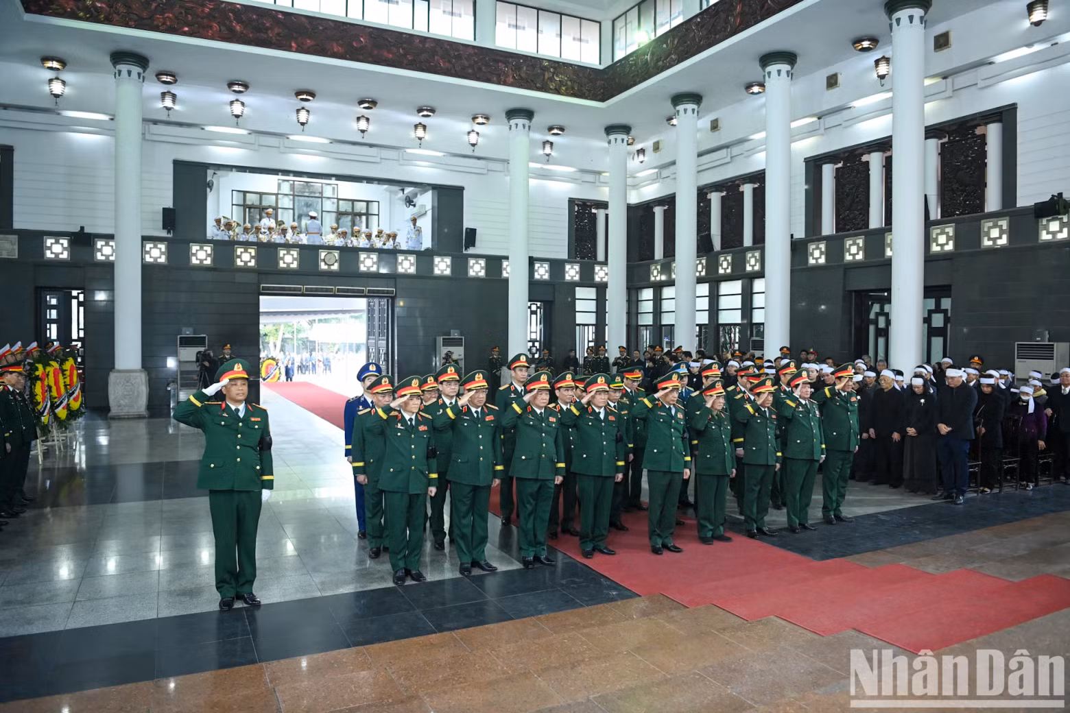 越共中央军委和国防部领导、前领导人吊唁阮决大将。