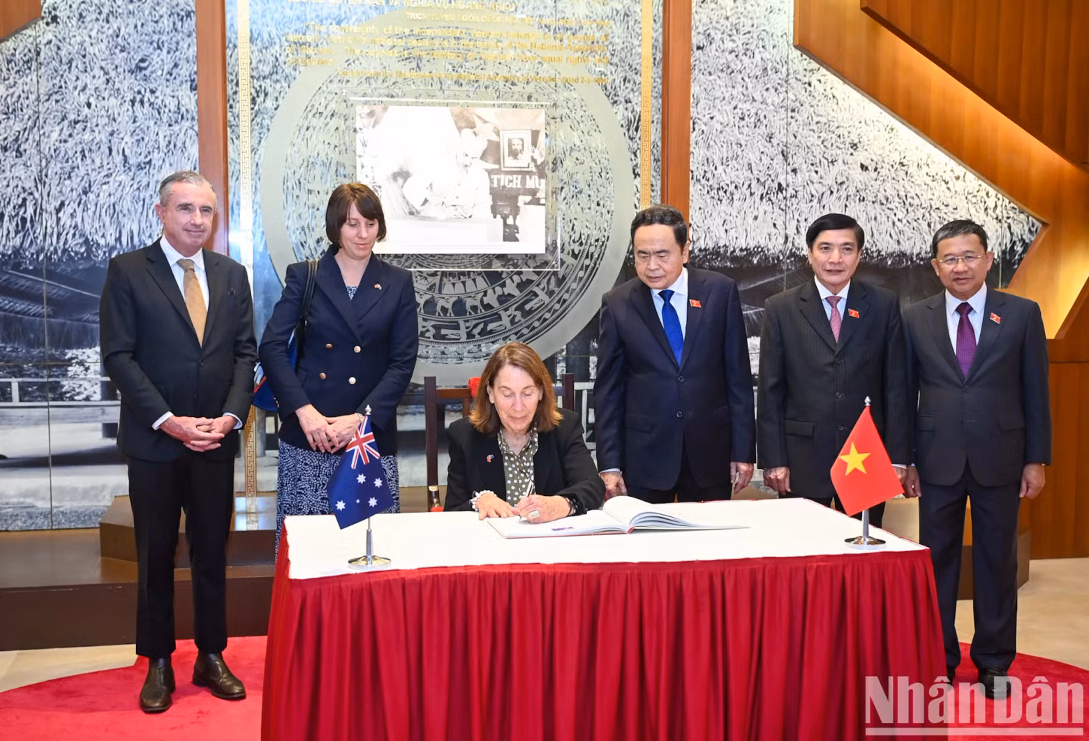 澳大利亚联邦议会参议长苏·莱恩斯在国会传统陈列室的纪念簿上留言。 澳大利亚联邦议会参议长苏·莱恩斯在国会传统陈列室的纪念簿上留言。