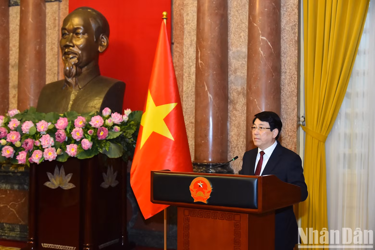 国家主席梁强发表讲话。 国家主席梁强发表讲话。