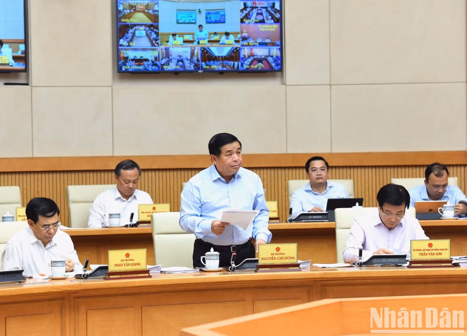 越南计划与投资部部长阮志勇在会议上发表讲话。