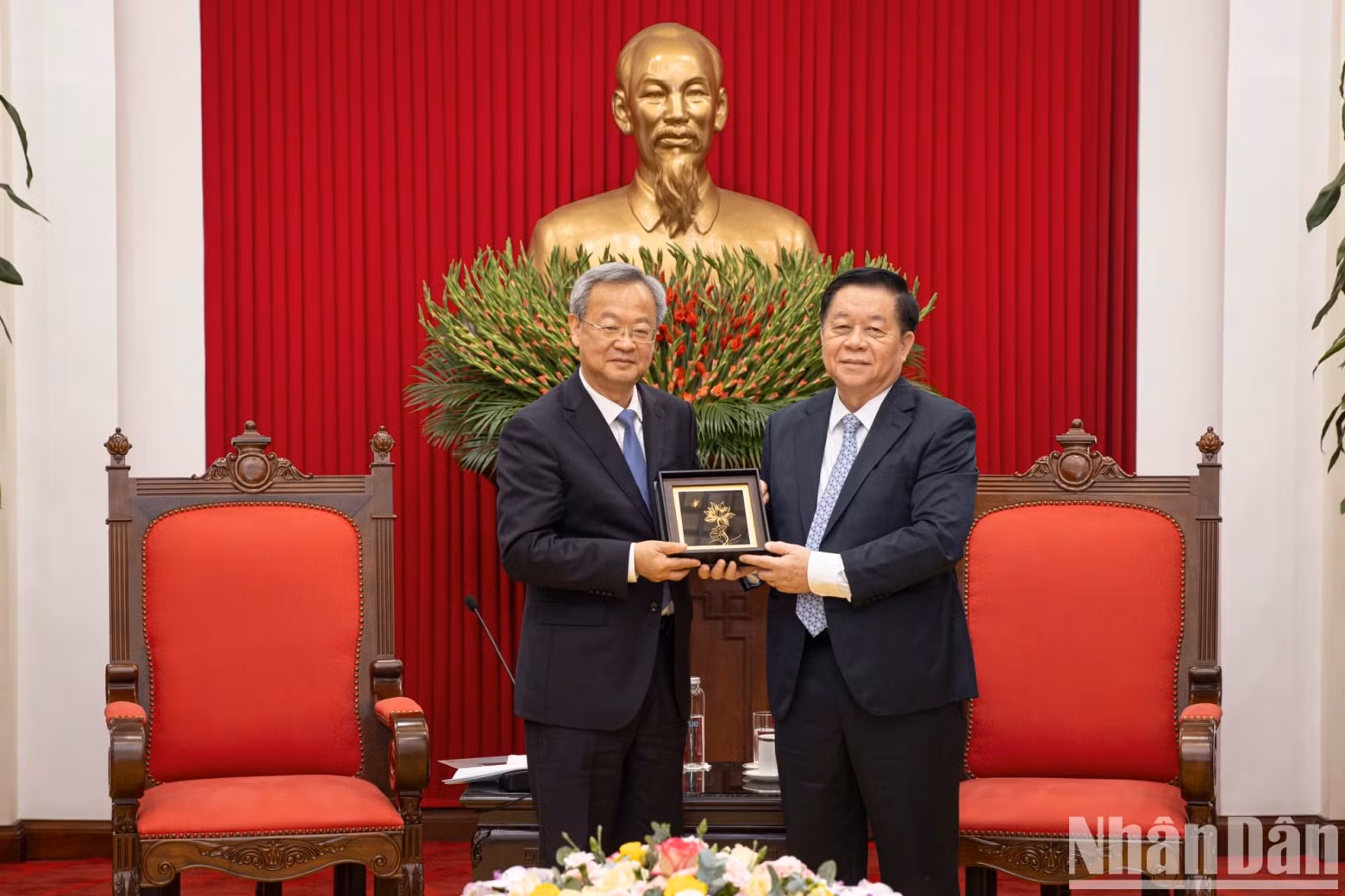 越共中央宣教与民运部部长阮重义向中国《人民日报》社总编辑陈建文赠送纪念品。