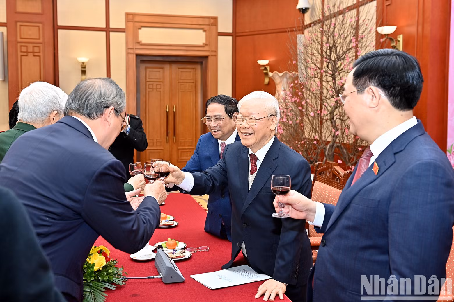 越共中央总书记阮富仲向党和国家领导、前领导拜年。（登科 摄）