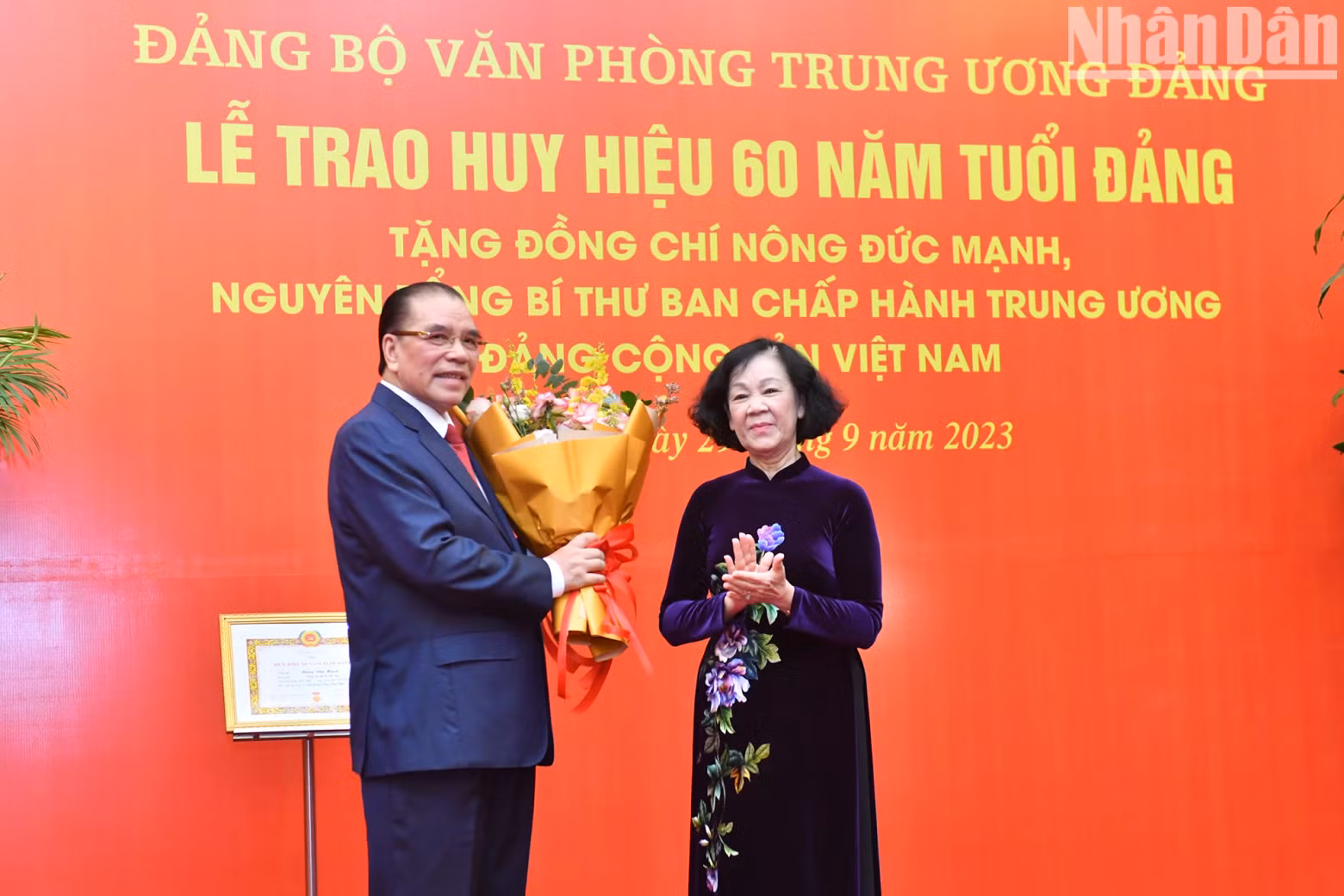 越共中央书记处常务书记张氏梅向原越共中央总书记农德孟表示祝贺。