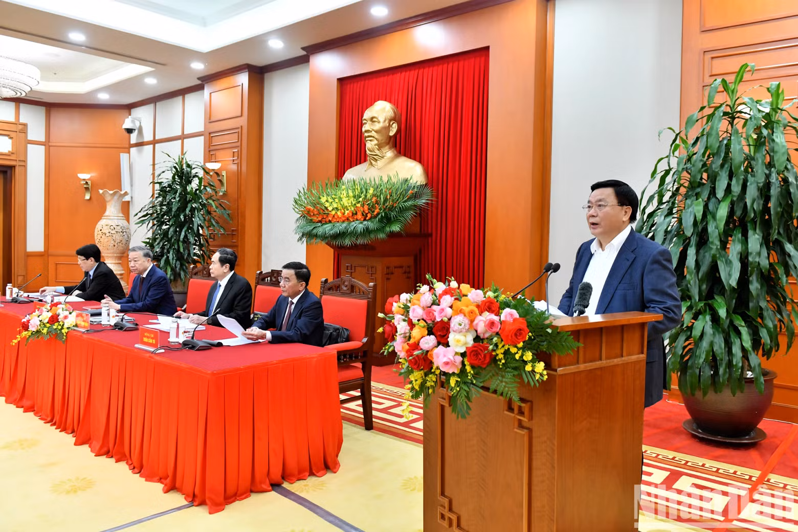 共中央政治局委员、中央理论委员会主席、胡志明国家政治学院院长阮春胜发表讲话。