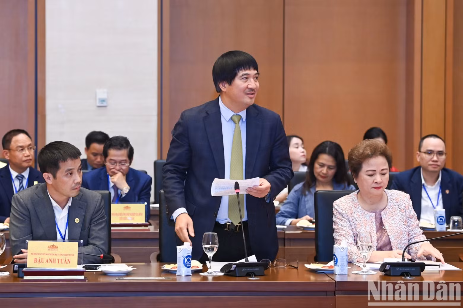 越南家族企业理事会主席范廷团发表讲话。