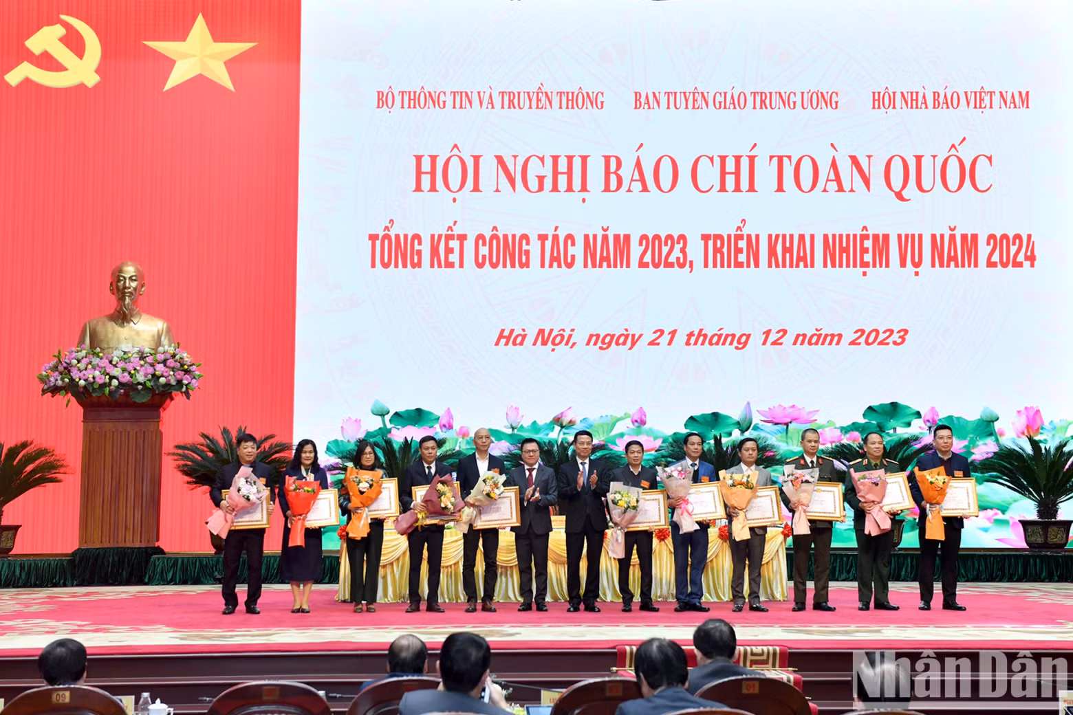 2023年在关于执行政治任务的信息、宣传工作中取得优秀成绩的集体荣获越共中央宣教部的奖状。