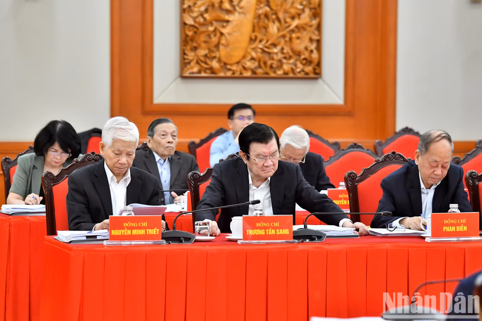 党和国家前领导人出席会议。